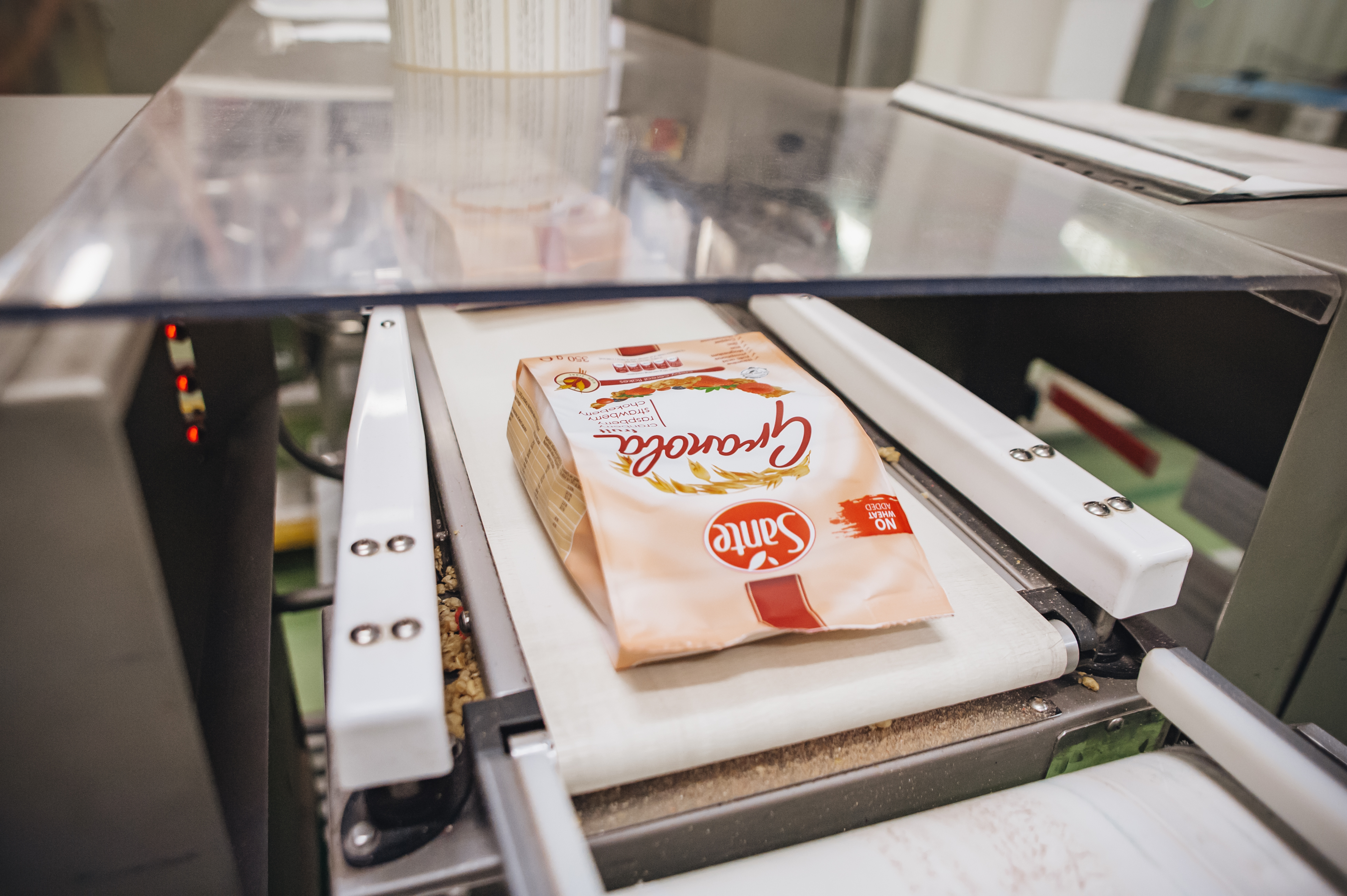 Sante Cereals Finished Packs On Checkweigher Outfeed (PR Shot)
