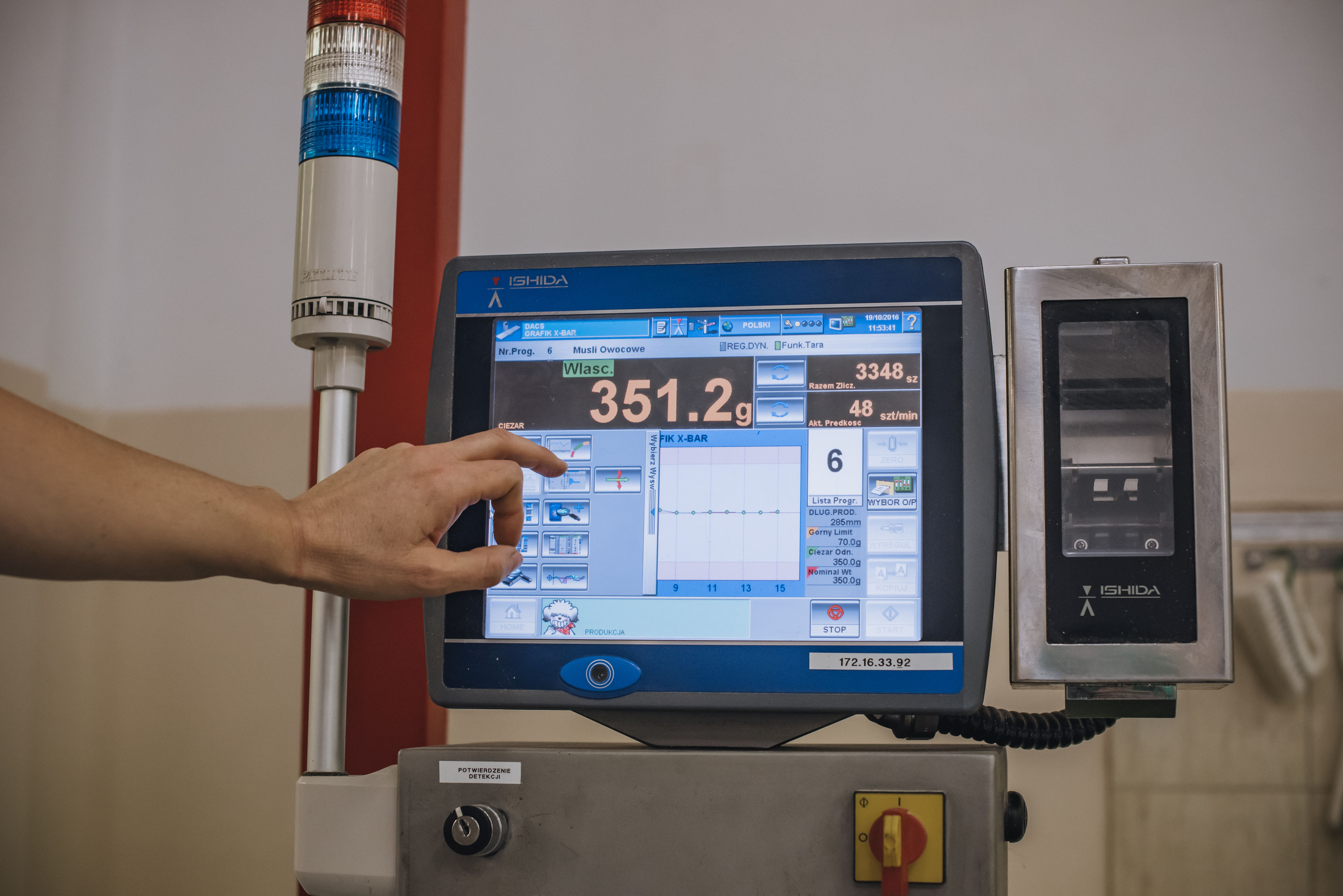 Sante Cererals Checkweigher Screen With With Operator Hand (PR Shot)